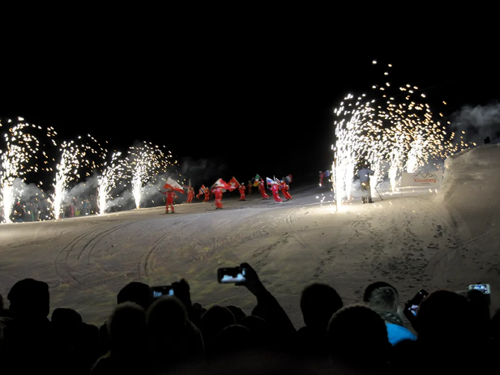 Feuerwerk und Fackeln auf der Piste bei der Abendveranstaltung.